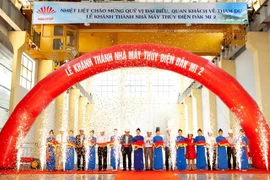 Các đại biểu cắt băng khánh thành Nhà máy thủy điện Đăk Mi 2. (Ảnh: Trịnh Bang Nhiệm/TTXVN)