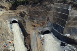 Hầm Dốc Sạn thuộc dự án thành phần tuyến cao tốc Nha Trang-Cam Lâm (Khánh Hòa) có tổng vốn đầu tư 1.200 tỷ đồng, do Ban Quản lý dự án Đường Hồ Chí Minh (Bộ Giao thông Vận tải) là đại diện quản lý Nhà nước, giám sát thi công; Công ty TNHH Đầu tư đường cao 