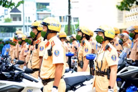Lực lượng Cảnh sát giao thông Công an Thành phố tham gia cao điểm. (Ảnh: Thành Chung/TTXVN)