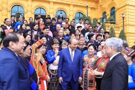 Chủ tịch nước Nguyễn Xuân Phúc với các già làng, trưởng bản, nghệ nhân người dân tộc thiểu số tiêu biểu. (Ảnh: Thống Nhất/TTXVN)