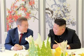 Tổng thống Hàn Quốc Moon Jae-in (trái) và nhà lãnh đạo Triều Tiên Kim Jong-un tại cuộc gặp ở Samjiyon (Triều Tiên) ngày 20/9/2018. (Ảnh: AFP/TTXVN)