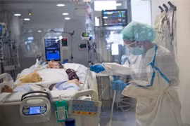 Nhân viên y tế chăm sóc bệnh nhân COVID-19 tại bệnh viện ở Barcelona, Tây Ban Nha. (Ảnh: AFP/TTXVN)