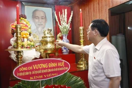 Chủ tịch Quốc hội Vương Đình Huệ dâng hương tưởng niệm Chủ tịch Hồ Chí Minh. (Ảnh: Doãn Tấn/TTXVN)