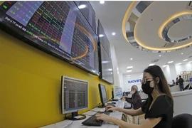 Khách hàng giao dịch tại Chứng khoán Bảo Việt, Hà Nội. (Ảnh: Trần Việt/TTXVN)
