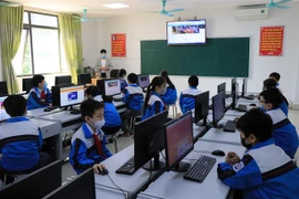 Học sinh tiểu học tại thành phố Bắc Ninh đến trường học trực tiếp. (Ảnh: Thái Hùng/TTXVN)