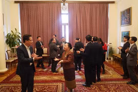 Cán bộ Đại sứ quán hai nước cùng hòa mình vào điệu múa lămvông của nước bạn Lào. (Ảnh: Duy Trinh/TTXVN)