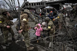 Người dân Ukraine sơ tán tránh chiến sự tại thành phố Irpin, phía Tây Bắc Kyiv, Ukraine. (Ảnh: AFP/TTXVN)