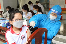 Tiêm vaccine phòng COVID-19 cho học sinh khối lớp 5 và lớp 4 tại điểm tiêm Trường Tiểu học Lê Văn Tám, thành phố Trà Vinh. (Ảnh: Thanh Hòa/TTXVN)