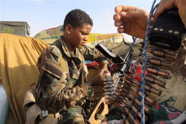 Binh sỹ thuộc lực lượng ủng hộ chính phủ Yemen giao tranh với các tay súng lực lượng Houthi tại Marib, Yemen. (Ảnh: AFP/TTXVN)