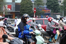 Một trẻ mầm non được mẹ đưa tới trường sau thời gian dài nghỉ học do ảnh hưởng của dịch COVID-19. (Ảnh: Phạm Kiên/TTXVN)