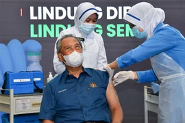 Một điểm tiêm vaccine ngừa COVID-19 tại Putrajaya, Malaysia. (Ảnh: AFP/TTXVN)