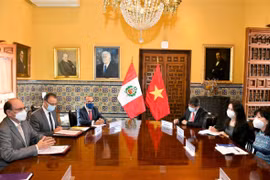 Đại sứ Kim Hoa làm việc với Bộ Ngoại giao Peru. (Nguồn: thoidai.com.vn)