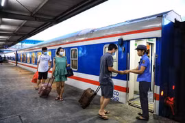 Hành khách mua vé đi tàu. (Ảnh: Thành Đạt/TTXVN)