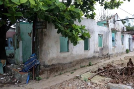 Việc hạ giải, dọn dẹp mặt bằng Kinh thành Huế diễn ra chậm. (Ảnh: Đỗ Trưởng/TTXVN)