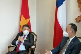 Thủ hiến vùng Los Rios, ông Luis Cuvertino tiếp Đại sứ Phạm Trường Giang (phải). (Ảnh: TTXVN phát)