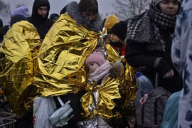 Người dân Ukraine sơ tán tránh xung đột. (Ảnh: AFP/TTXVN)