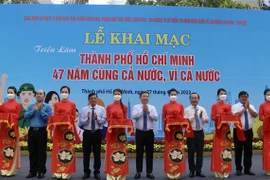 Các đại biểu cắt băng khai mạc triển lãm. (Ảnh: Thu Hương/TTXVN)