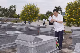 Chủ tịch Quốc hội Vương Đình Huệ thắp nén hương lên mộ các Anh hùng liệt sỹ. (Ảnh: Doãn Tấn/TTXVN)
