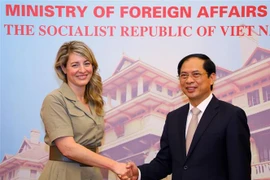 Bộ trưởng Bộ Ngoại giao Bùi Thanh Sơn và Bộ trưởng Ngoại giao Canada Mélanie Joly. (Ảnh: Văn Điệp/TTXVN)