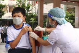 Nhân viên y tế tiêm vaccine cho học sinh lớp 6 tại Trường THCS Lê Quý Đôn, thành phố Vĩnh Long. (Ảnh: Lê Thúy Hằng/TTXVN)