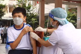Nhân viên y tế tiêm vaccine cho học sinh lớp 6 tại Trường THCS Lê Quý Đôn, thành phố Vĩnh Long. (Ảnh: Lê Thúy Hằng/TTXVN)