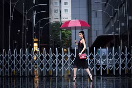 Kha Mỹ Vân nổi bật với phong cách street style khi về Việt Nam. (Ảnh: Hà Nguyễn)