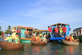 Khách MICE tham gia một hoạt động team-building ở Hội An. (Ảnh: Xuân Mai/Vietnam+)