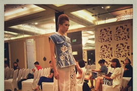 Khi lụa kết hợp với jeans. (Ảnh: Xuân Mai/Vietnam+)