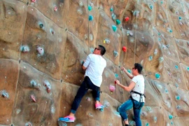 Các thí sinh sẽ phải treo mình trên vách núi. (Nguồn ảnh: BTC)