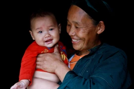 Hai bà cháu người Mông ở Phố Cáo, Hà Giang. (Ảnh: Xuân Mai/Vietnam+)