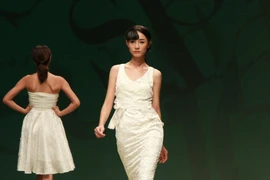 Sắc trắng tinh khôi trong thiết kế của Vũ Việt Hà. (Ảnh: Xuân Mai/Vietnam+)