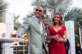 'The rock' Johnson bên cạnh Arielle Kebble xinh đẹp trong phim 'Ballers.' (Nguồn ảnh: HBO)