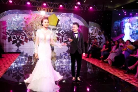 Cặp đôi trong một thiết kế thời trang cưới. (Ảnh: Minh Mẫn)