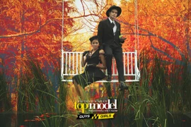 Các thí sinh hóa thân thành những cô gái của thập niên 60. (Ảnh: VIC Nguyễn)