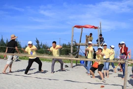 Khách du lịch hào hứng tham gia team-building ở Hội An. (Ảnh: Xuân Mai/Vietnam+)