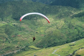 Một pha lượn dù ngoạn mục trên thung lũng Lìm Mông. (Ảnh: Mai Anh/Vietnam+)