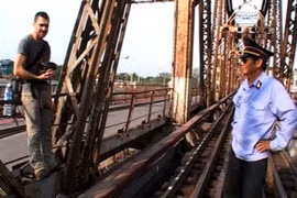 Khám phá cuộc sống sinh động bên cây cầu Long Biên trăm tuổi 