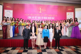 Ban giám khảo ra mắt cùng top 35 thí sinh. (Ảnh: Lê Minh Sơn/Vientam+)