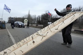 Ukraine mở lại cửa khẩu với Crimea cho các xe ôtô chở khách 