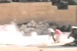 Cậu bé giả chết, băng qua làn đạn để cứu em gái bị mắc kẹt