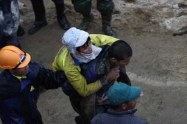 [Photo] Giải cứu thành công 12 công nhân bị kẹt trong vụ sập hầm