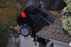 [Video] Xe ôtô bị mất lái đâm thủng nóc nhà người dân