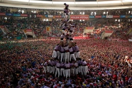 [Photo] Những màn dựng tháp người khiến người xem phải "đứng tim"