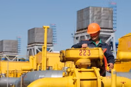 Giá dầu đồng loạt sụt giảm gần 5% sau báo cáo của IEA 