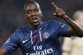 Cầu thủ của PSG lăn lộn trên sân vì bị sút bóng đúng "chỗ hiểm"