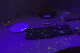 Cận cảnh mức độ mất vệ sinh khi ăn uống tại bàn làm việc