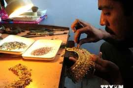 Giá vàng châu Á xuống mức thấp nhất trong gần hai tuần