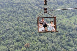 Cả làng bất chấp nguy hiểm di chuyển bằng "cáp treo lồng sắt"