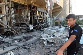 Hiện trường một vụ đánh bom ở Zafaraniyah, phía nam Baghdad. (Nguồn: AFP/TTXVN)