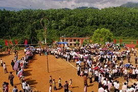 Một sân chơi ném Còn trong một lễ hội của người Thái ở Tây Bắc. (Nguồn: Báo ảnh Việt Nam)